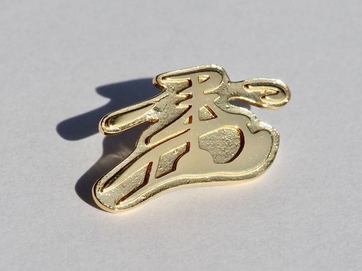 金メッキ秀吉花押ブローチ.jpg